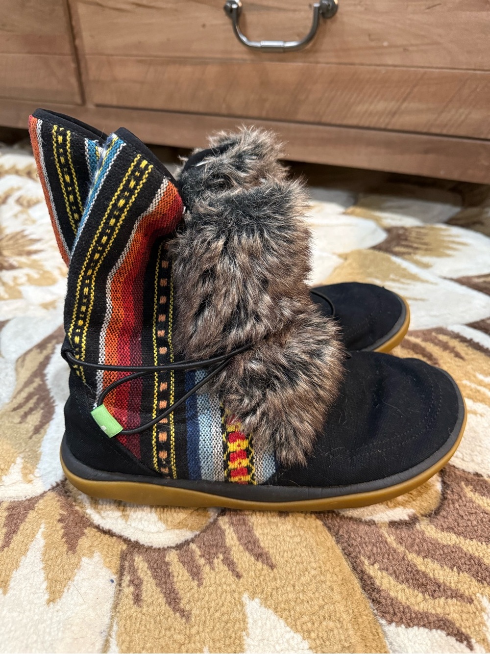 Sanuk Tripper Flurry black Aztec size 9
Rare!